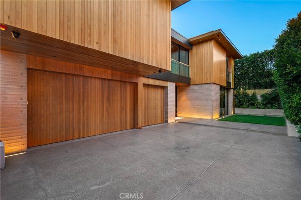 Attached, Exterior, Facade, None