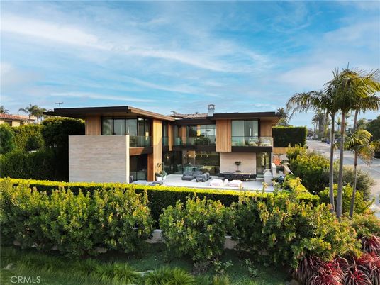 Backyard, Exterior, Facade, Modern