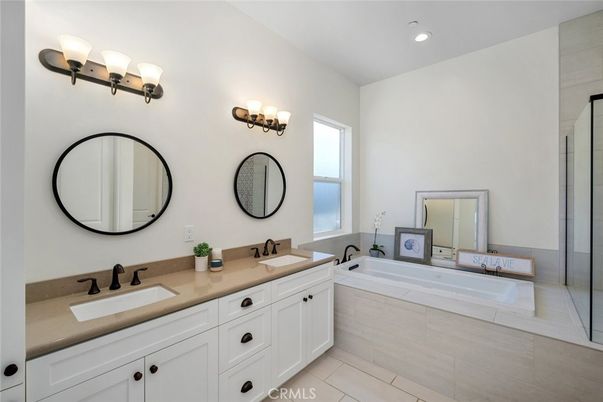 Bathroom, Dual Sink Vanities, Interior, Recessed Lighting