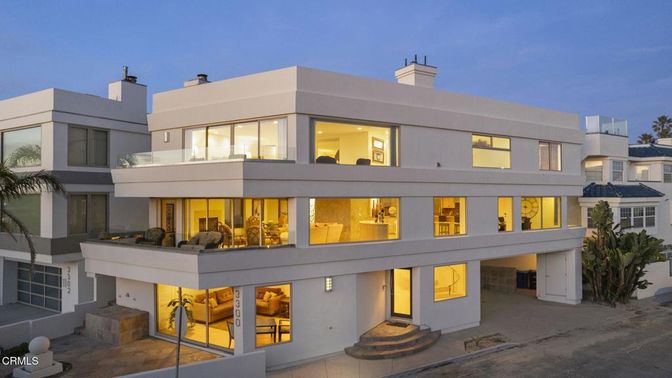 Exterior, Facade, Modern