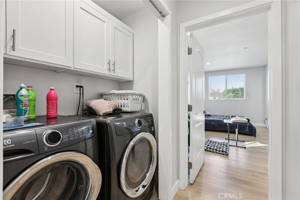 Interior, Recessed Lighting, Washer, Wood Texture Flooring