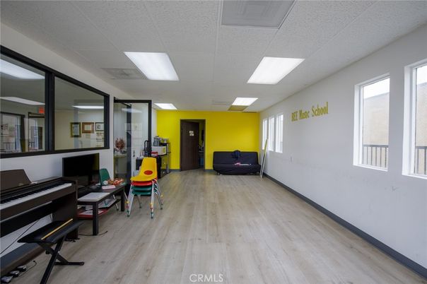 Interior, Piano, Recessed Lighting, Wood Texture Flooring