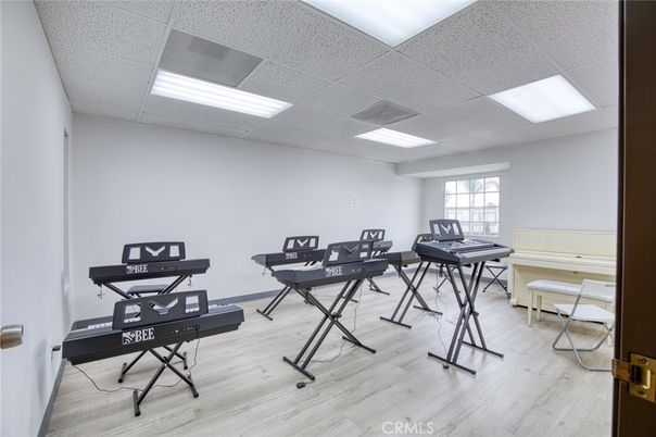 Interior, Piano, Recessed Lighting, Wood Texture Flooring