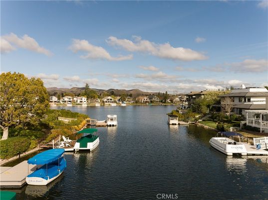 Exterior, Lake