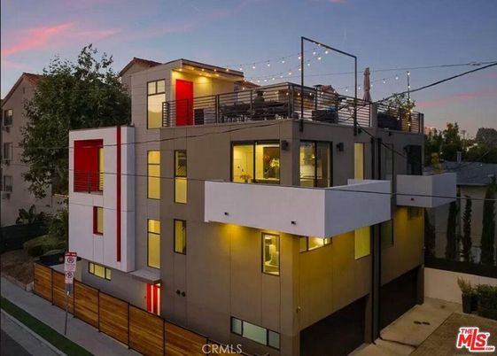 Exterior, Facade, Modern