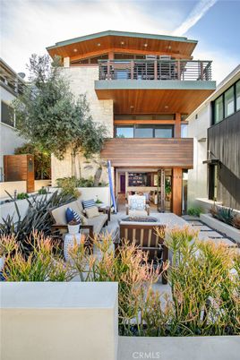 Exterior, Facade, Modern