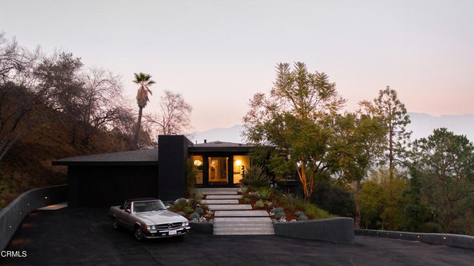 Attached, Exterior, Facade, Modern