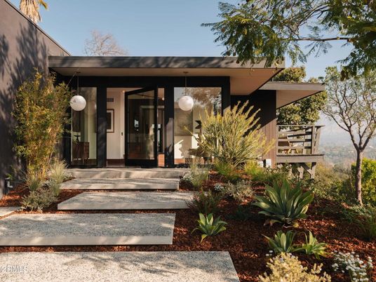 Exterior, Facade, Modern