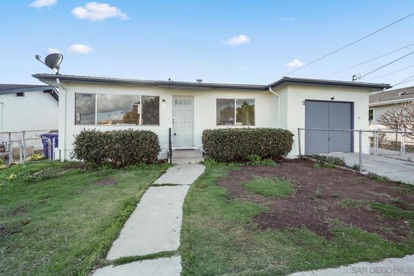 Backyard, Exterior, Facade, Ranch