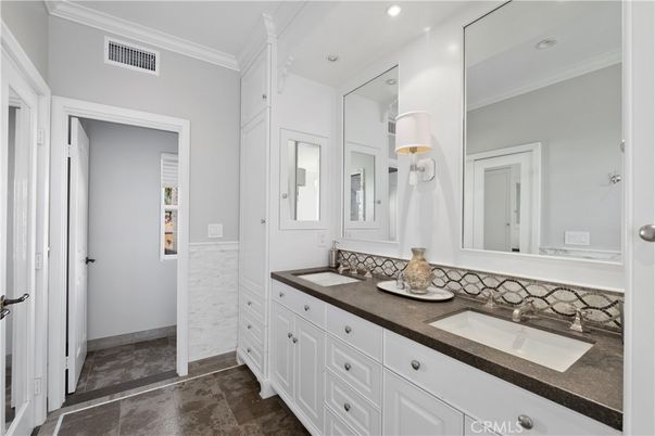 Bathroom, Dual Sink Vanities, Interior, Recessed Lighting