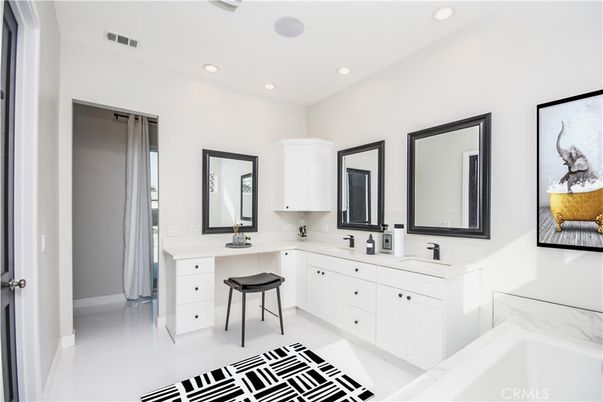Bathroom, Dual Sink Vanities, Interior, Recessed Lighting