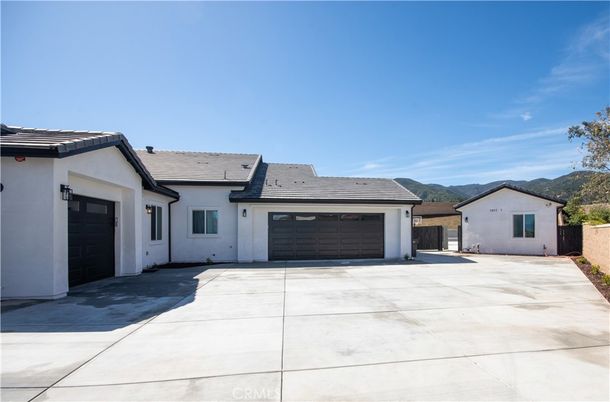 Attached, Exterior, Facade, Ranch