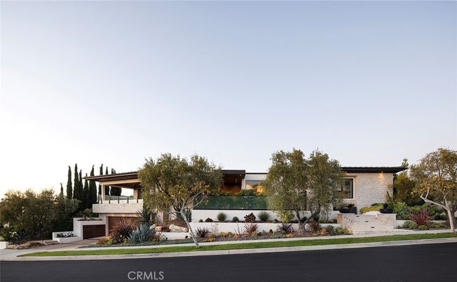 Exterior, Facade, Modern