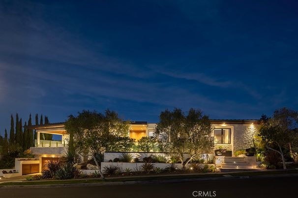 Exterior, Facade, Modern