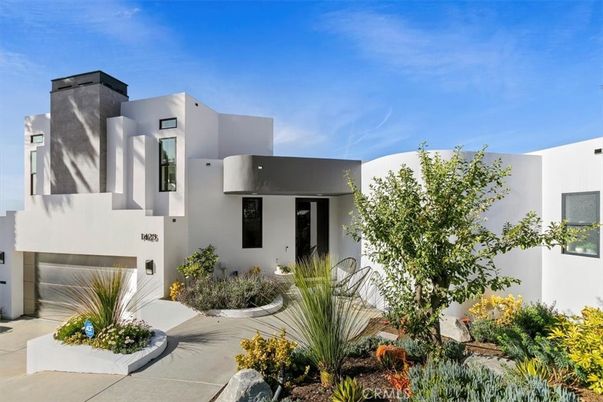 Attached, Exterior, Facade, Modern