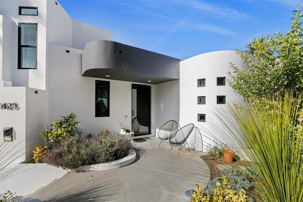 Exterior, Facade, Modern