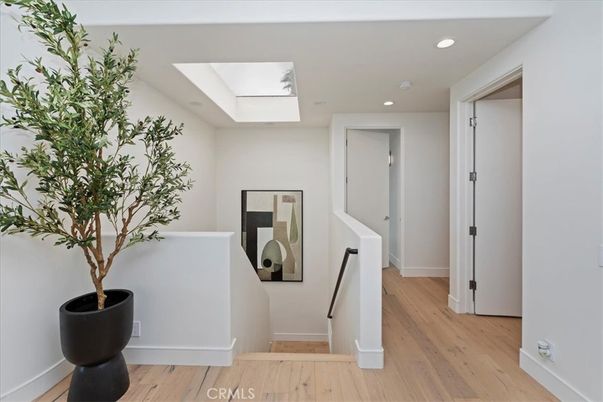 Interior, Recessed Lighting, Washer, Wood Texture Flooring