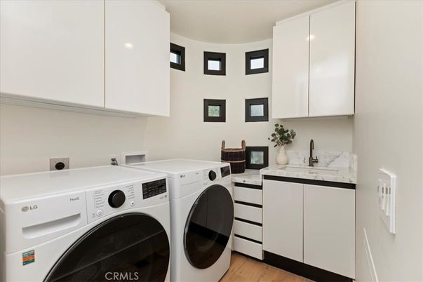 Interior, Washer, Wood Texture Flooring