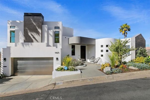 Attached, Exterior, Facade, Modern