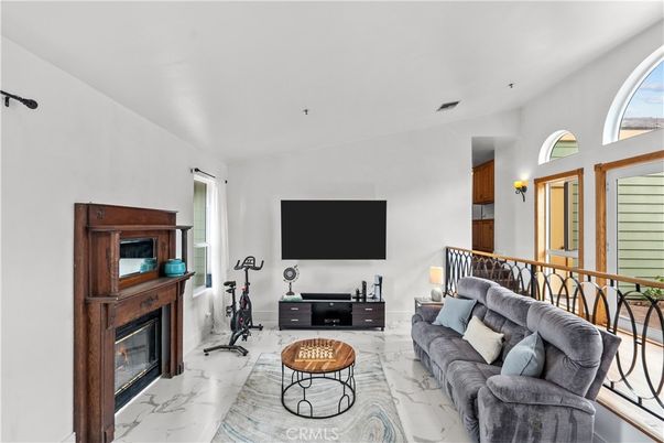 Fireplace, Fitness Equipment, Interior, Living room, Marble