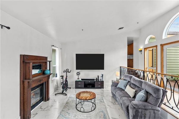 Fireplace, Fitness Equipment, Interior, Living room, Marble