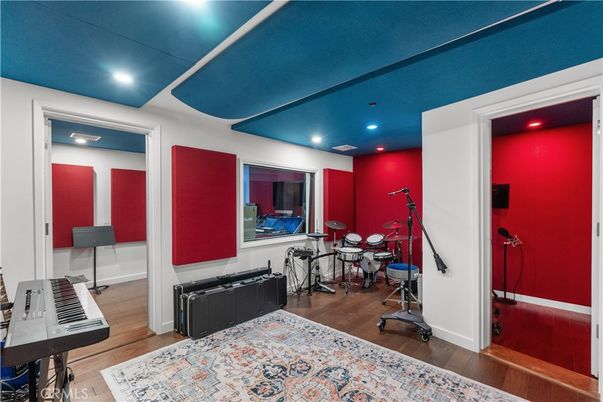 Fitness Equipment, Interior, Piano, Recessed Lighting, Wood Texture Flooring