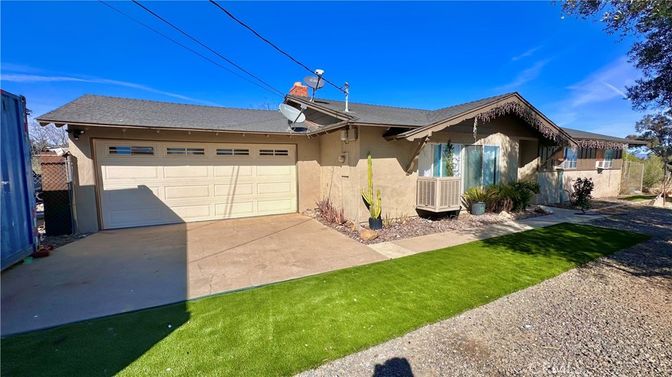 Attached, Exterior, Facade, Ranch