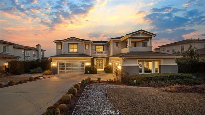 Attached, Exterior, Facade, American Craftsman