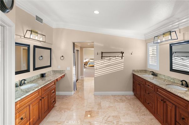 Bathroom, Dual Sink Vanities, Interior, Recessed Lighting