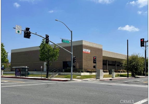 Exterior, Facade, Modern