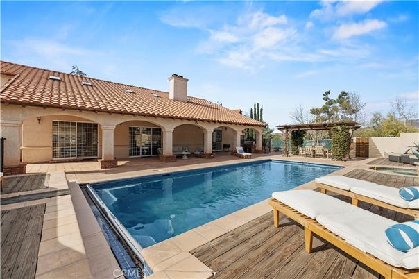 Exterior, Pool