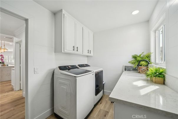 Interior, Pendant Lights, Recessed Lighting, Washer, Wood Texture Flooring