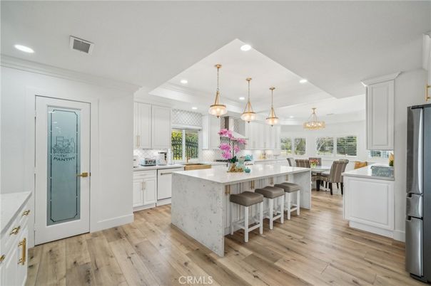 Chandelier, Dining room, Interior, Kitchen, Pendant Lights, Recessed Lighting, Stainless Steel Appliances, Wood Texture Flooring