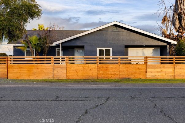 Exterior, Facade, Ranch