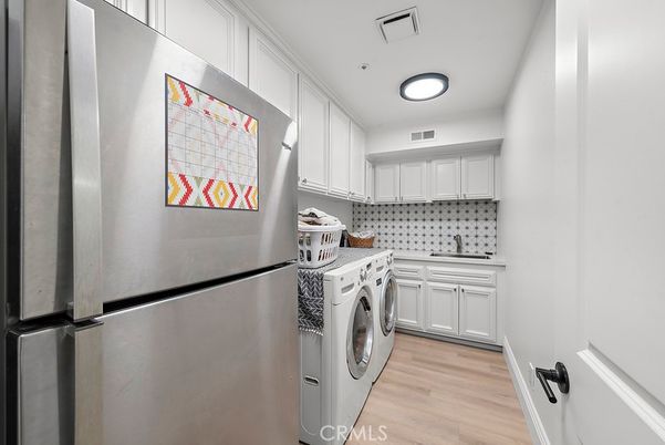 Interior, Recessed Lighting, Washer, Wood Texture Flooring