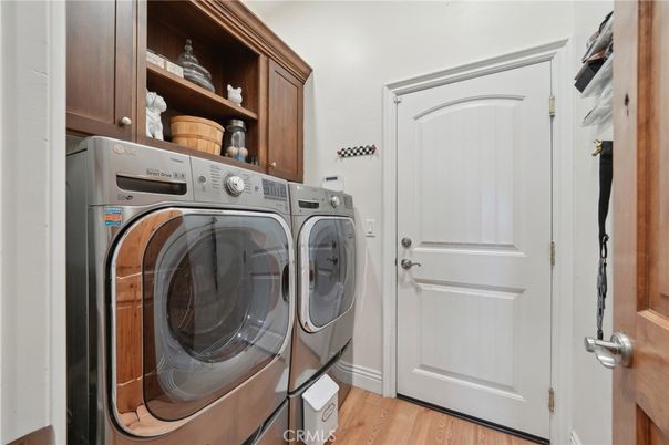 Interior, Utility Closets, Washer, Wood Texture Flooring
