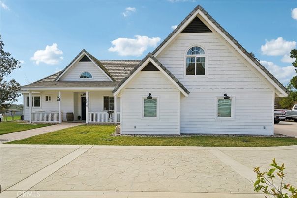 Exterior, Facade, Farmhouse