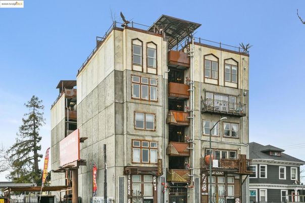 Exterior, Facade, Rowhouse