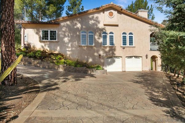 Attached, Exterior, Facade, Mediterranean