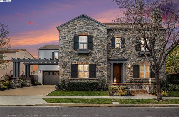 Attached, Exterior, Facade, Brick Traditional