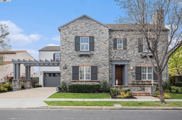 Attached, Exterior, Facade, Brick Traditional