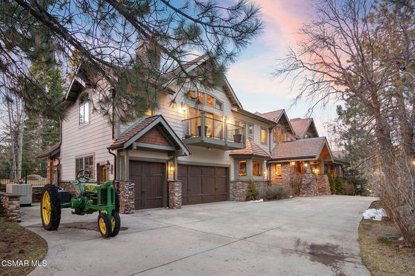 Attached, Exterior, Facade, Queen Anne Victorian