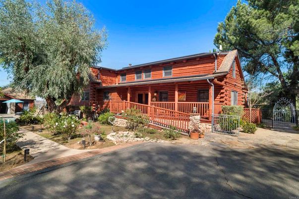 Exterior, Facade, Log Home