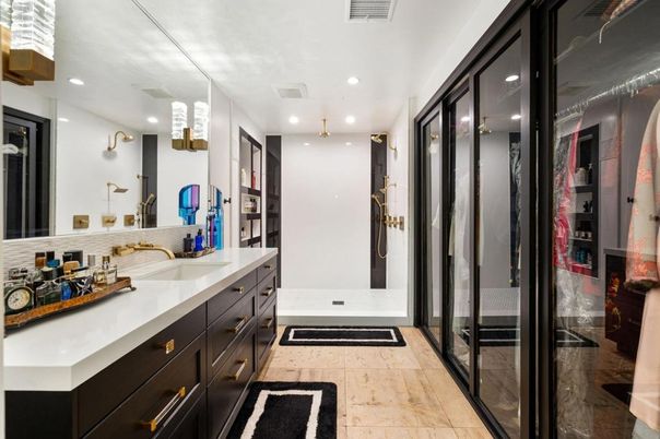 Bathroom, Dual Sink Vanities, Interior, Recessed Lighting