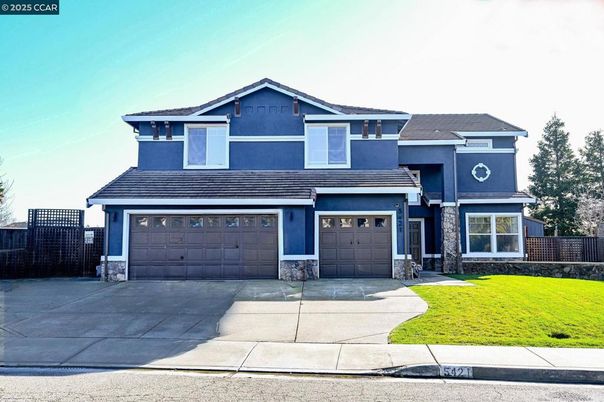 Attached, Exterior, Facade, American Craftsman