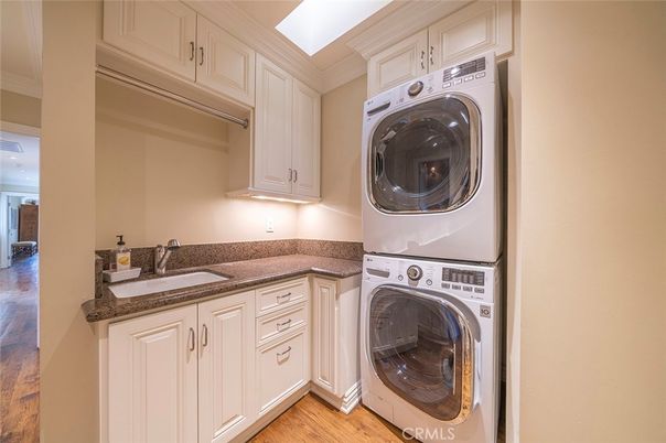 Interior, Utility Closets, Washer, Wood Texture Flooring