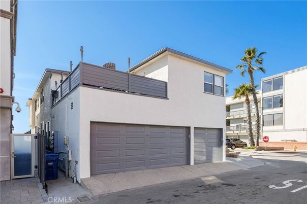 Attached, Exterior, Facade, Modern