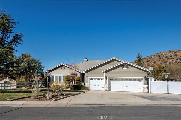 Attached, Exterior, Facade, Ranch