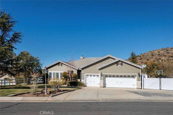 Attached, Exterior, Facade, Ranch