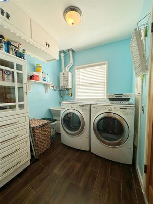 Interior, Washer, Wood Texture Flooring
